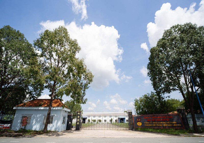Cổng chính và trạm kiểm soát ra vào