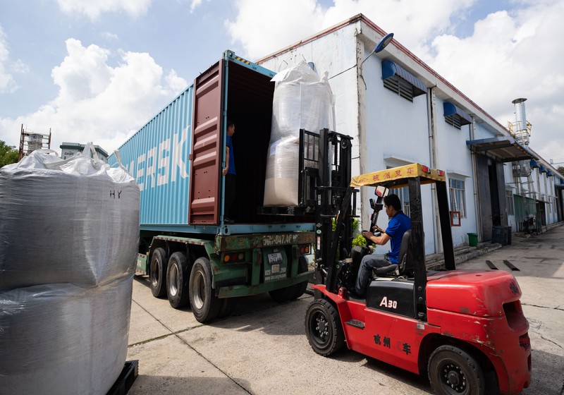 Xe nâng bốc dỡ hàng lên container xuất khẩu