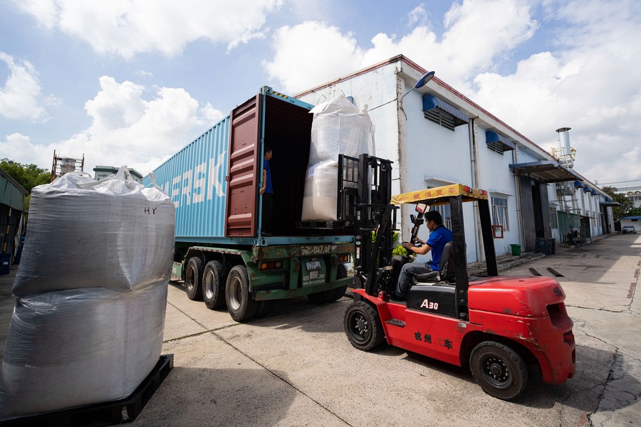 Tiếp nhận container nguyên liệu hạt nhựa
